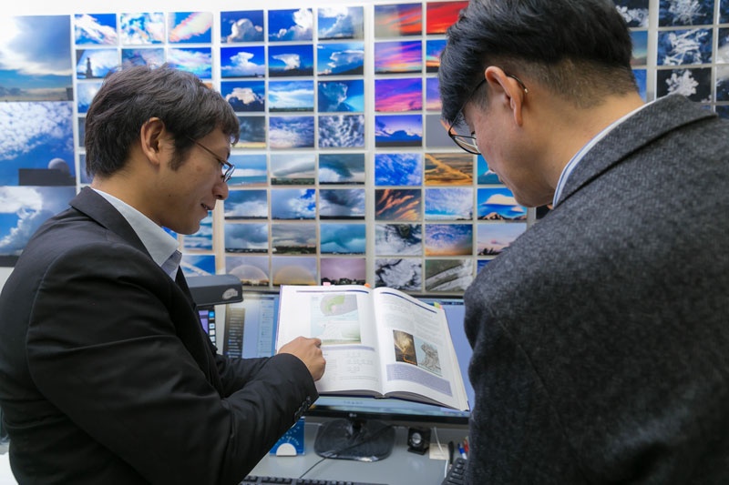 教科書を手に荒木さん